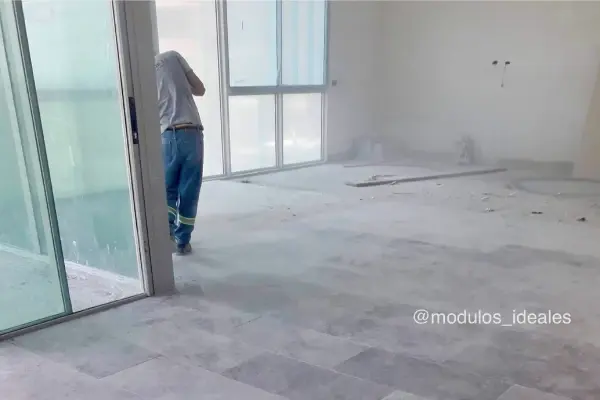 Instalación de piso en área comercial