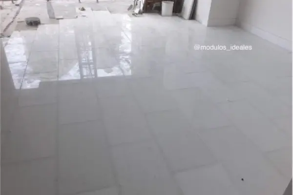Instalación de piso de de marmol white traslucido