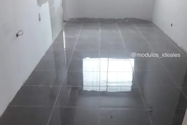 Instalación de piso porcelanato en cocina