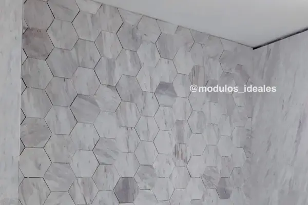 Revestimiento de marmol en pared