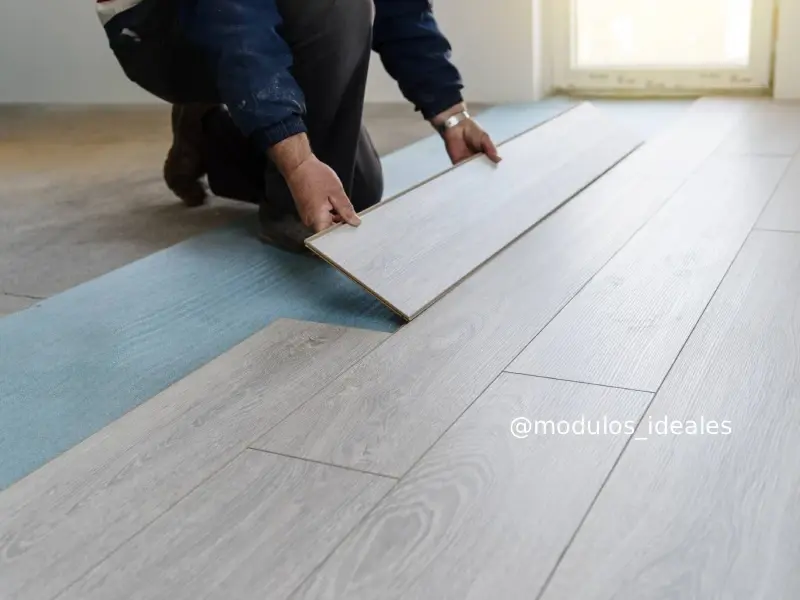 Instalación de porcelanato en espacio amplio