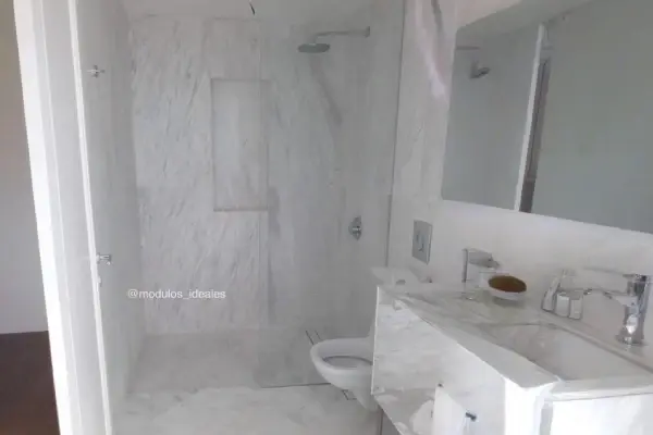 Instalación de marmol en pared de baño