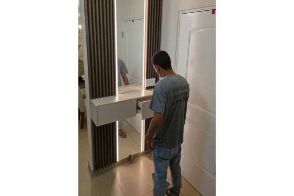 Equipo trabajando en un proyecto de mueble