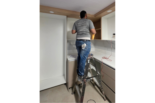 Equipo trabajando en un proyecto de mueble